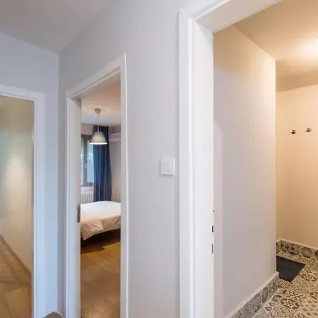 Centrally Located Huge In Cihangir Apartment *