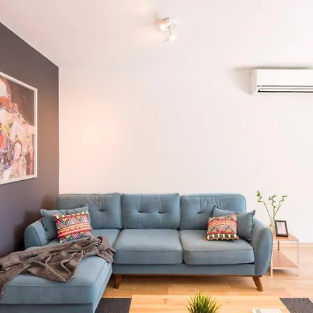 Centrally Located Huge In Cihangir Apartment *